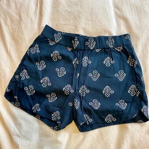 Madewell. Blue shorts with floral design pattern.
